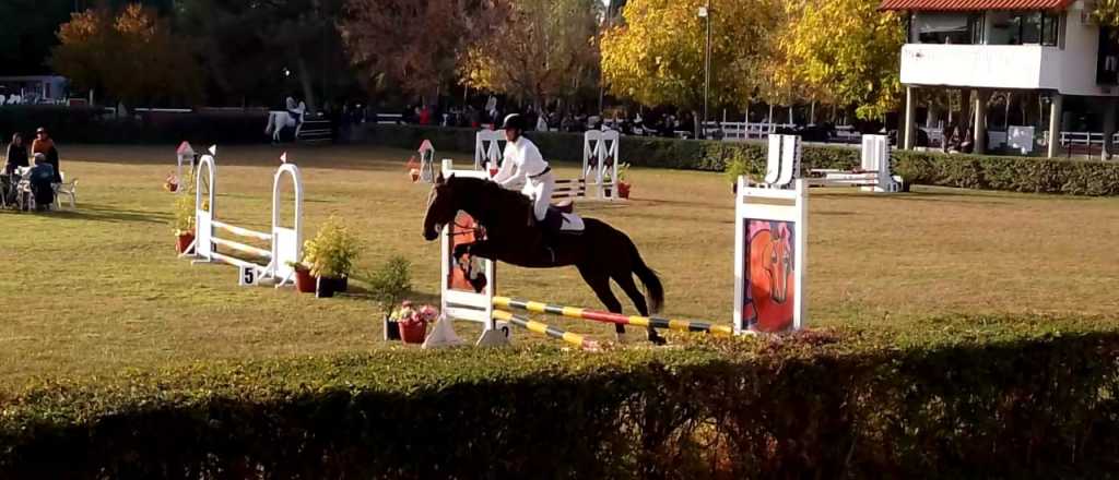 Una mujer que hacía equitación en el Hípico fue pateada por un caballo