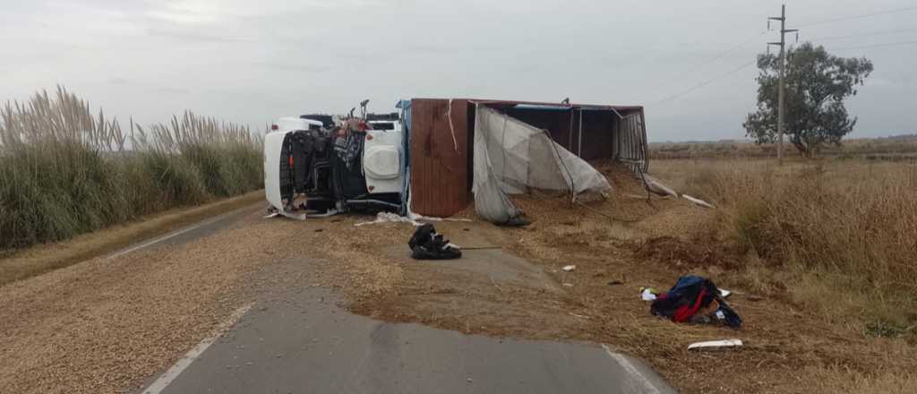 Un camionero mendocino volcó en Córdoba