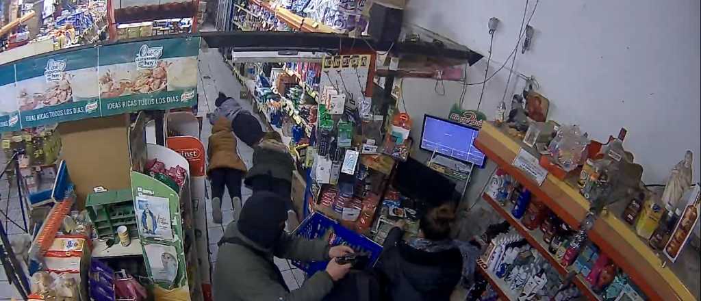 Video: a punta de pistola asaltaron un supermercado de San Martín