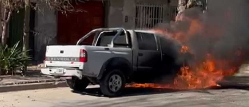 Videos: se incendió una camioneta en Guaymallén 