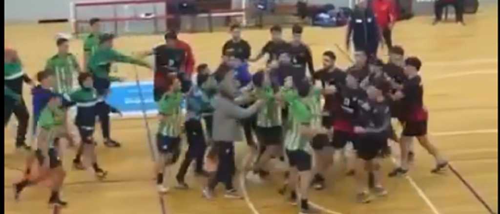 Video: papelón y violencia en la final del handball de Mendoza