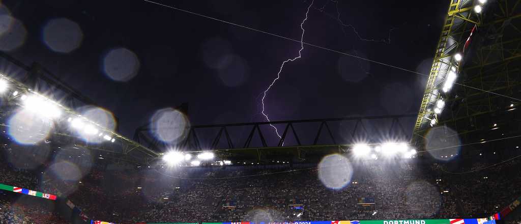 Video: tormenta de granizo interrumpió Alemania-Dinamarca