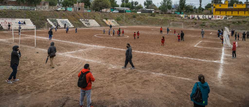 Apuñalaron a un joven en una cancha del barrio La Favorita