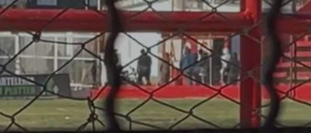 Video: hinchas de San Martín apretaron a los jugadores y les robaron