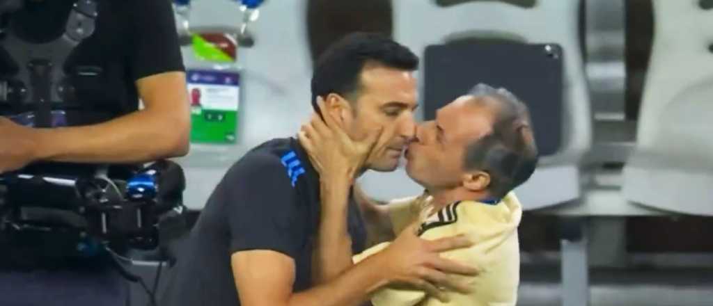 El beso en la boca "no consentido" que le dieron a Scaloni durante los festejos