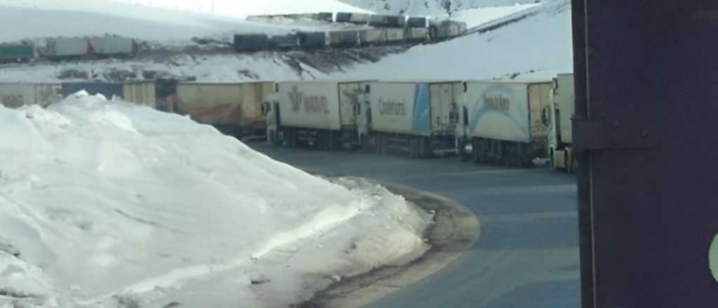 Interminable fila de camiones para cruzar a Chile