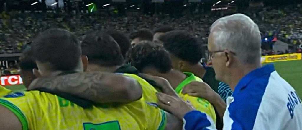 Video: triste imagen de Dorival Jr., ignorado por sus jugadores ante Uruguay