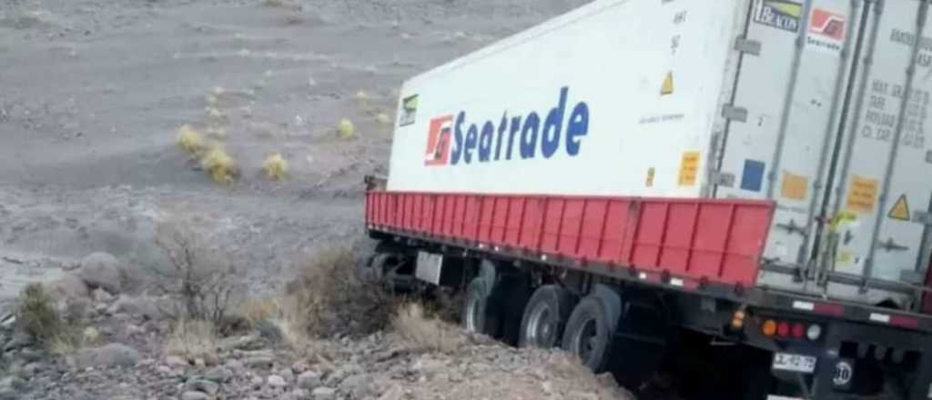 Un camión desbarrancó en ruta 7 para evitar un choque contra un irresponsable