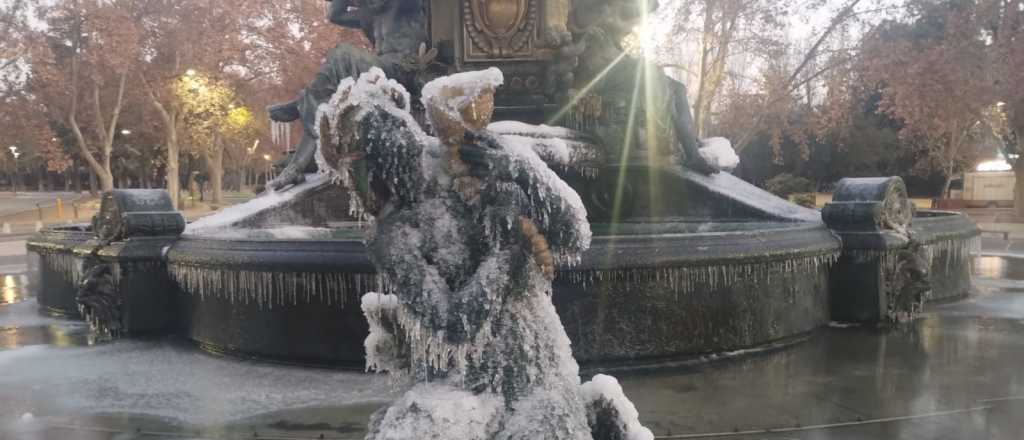 Frío extremo en Mendoza: se congeló la Fuente de los Continentes