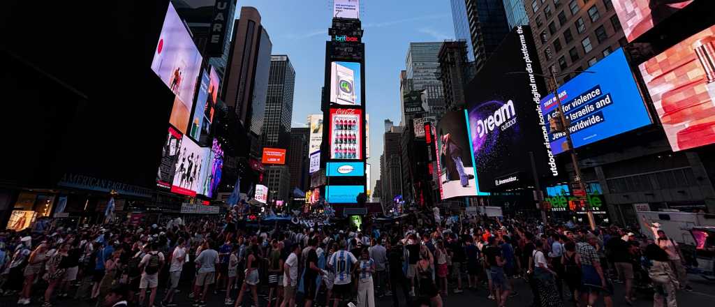 Videos: la chicana chilena durante el banderazo argentino en Times Square