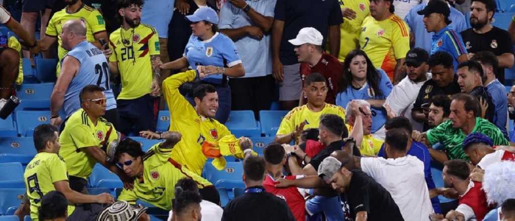 Videos: jugadores uruguayos a las piñas con hinchas de Colombia 