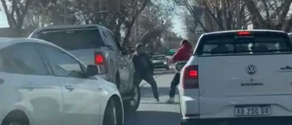 Esto es cine: un pibe de Pedidos Ya a las piñas en un semáforo en Godoy Cruz