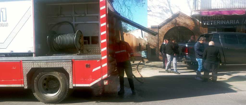 Video: se incendiaron dos autos en una vivienda de la Quinta Sección