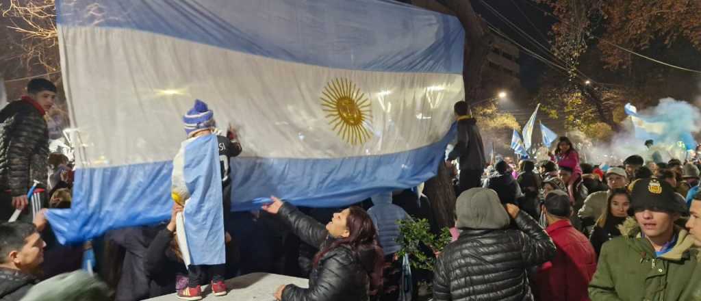 Argentina bicampeón: el frío no impidió los festejos en las calles de Mendoza