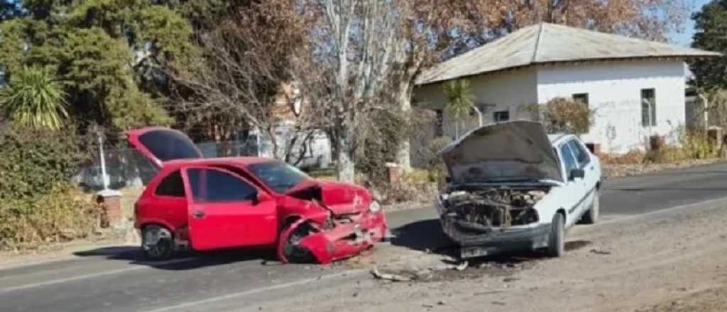 Dos personas hospitalizadas tras un fuerte choque frontal en Rivadavia