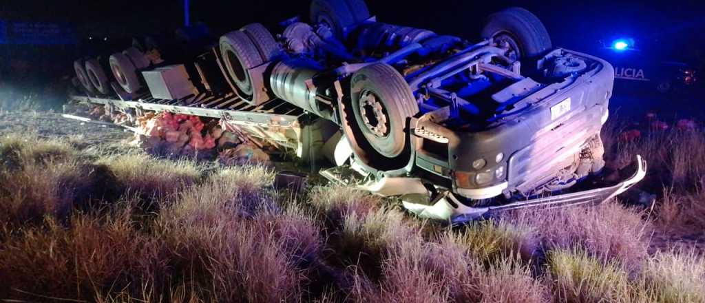 Un camionero de Guaymallén volcó y murió en la Ruta 7