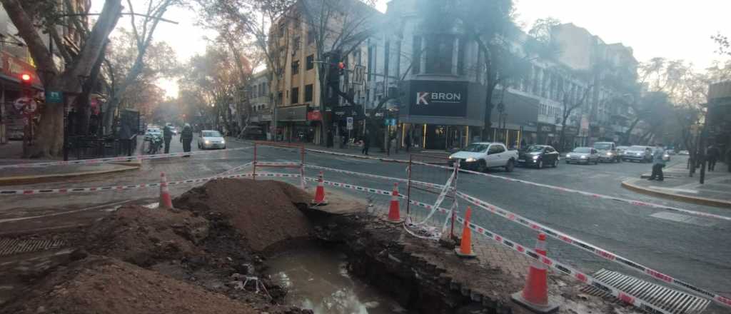 Hay cortes de calle en pleno Centro por la reparación de un caño