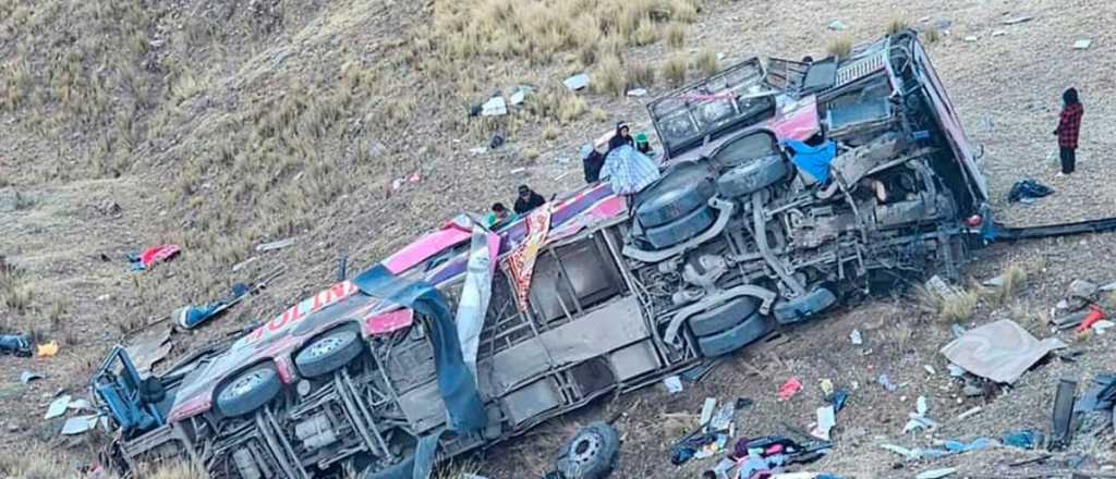 Un micro cayó al precipicio en Perú y murieron 29 pasajeros