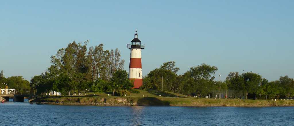 El pueblo argentino que tiene un faro sobre una laguna artificial