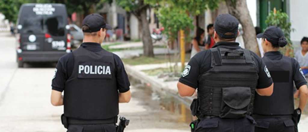 Despedirán a un policía que golpeó a un hombre en Godoy Cruz