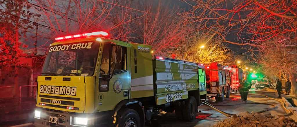 Se alumbraban con velas y se incendió una casa precaria en Godoy Cruz