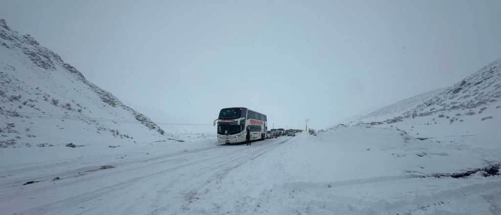 La ruta hacia Las Leñas está intransitable por una fuerte nevada