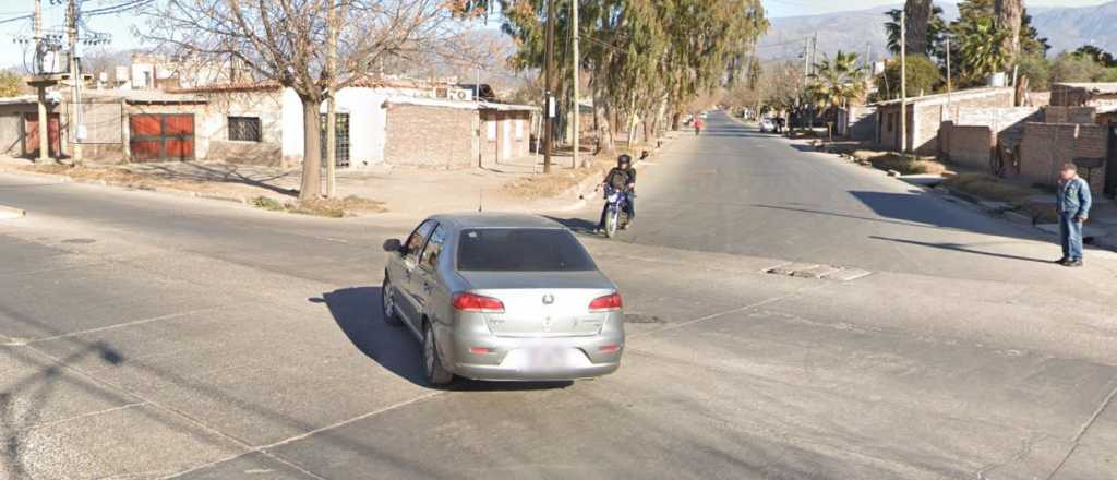 Una motociclista fue asaltada mientras manejaba por Las Heras