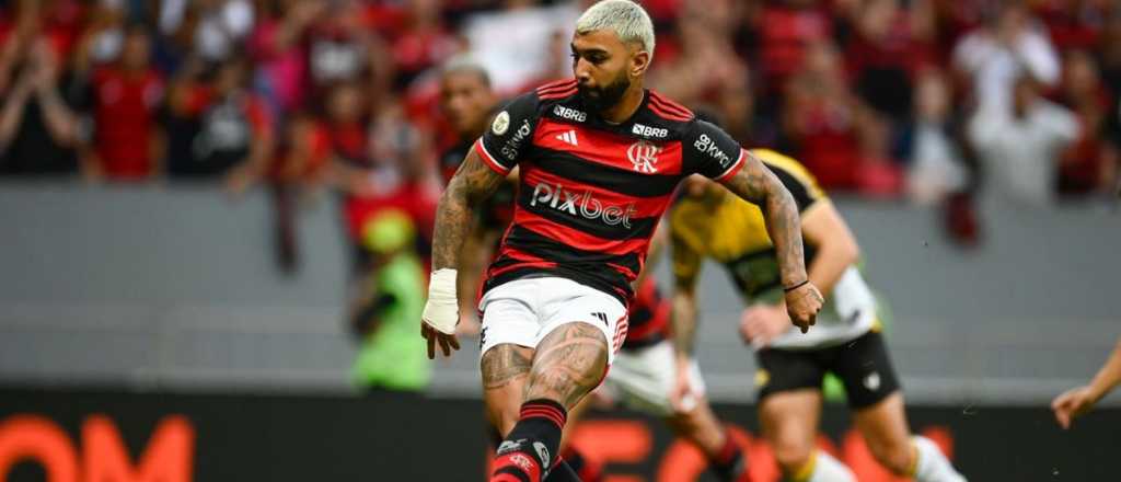 Video: el insólito penal que le dieron al Flamengo, con dos pelotas en cancha