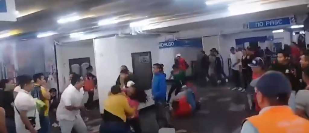 Video: salvaje pelea de vendedores ambulantes en una estación de tren