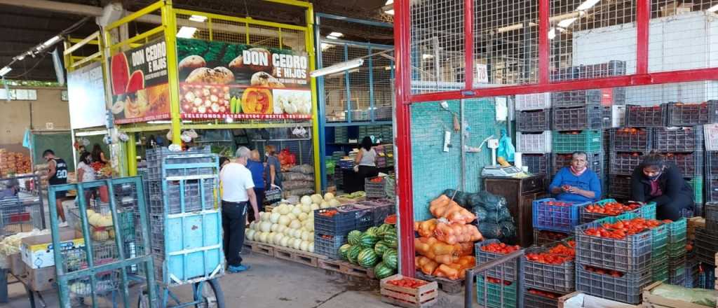 Cierran puestos en las ferias de Mendoza y suben las frutas y verduras