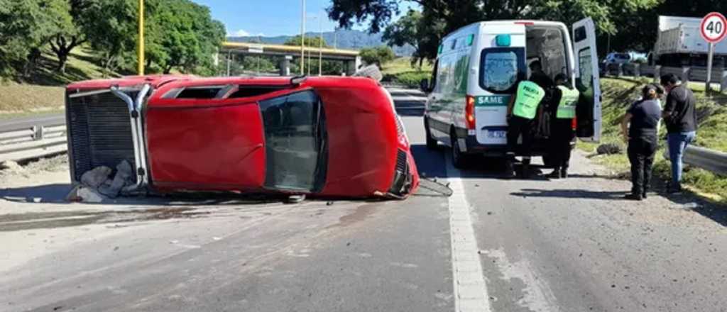 Un auto volcó y el conductor quedó debajo del rodado, en Santa Rosa