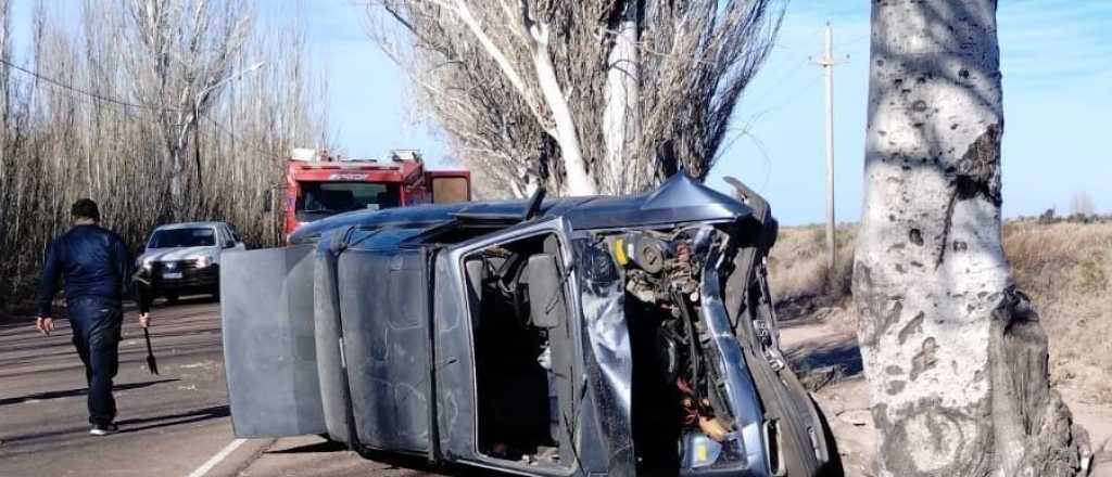 Un conductor borracho volcó en Santa Rosa y está grave