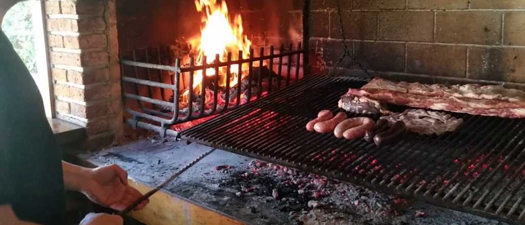 No apagó bien el fuego del asado y se le incendió la casa