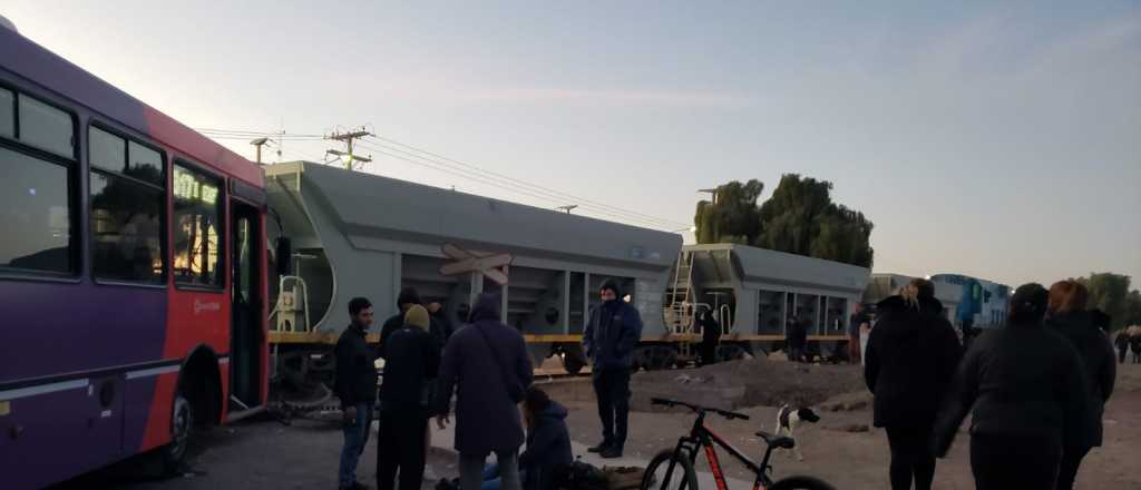 Chocaron un tren y un colectivo en Mendoza