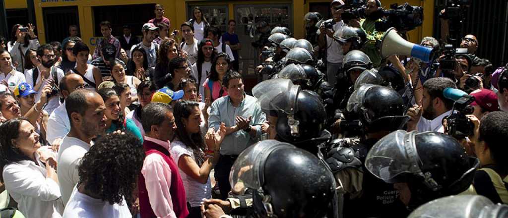 Caracas arde: manifestantes y policías se enfrentan en las calles