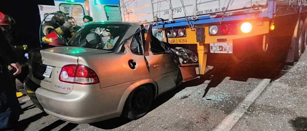 Murió un hombre al chocar un auto desde atrás contra un camión en San Martín 