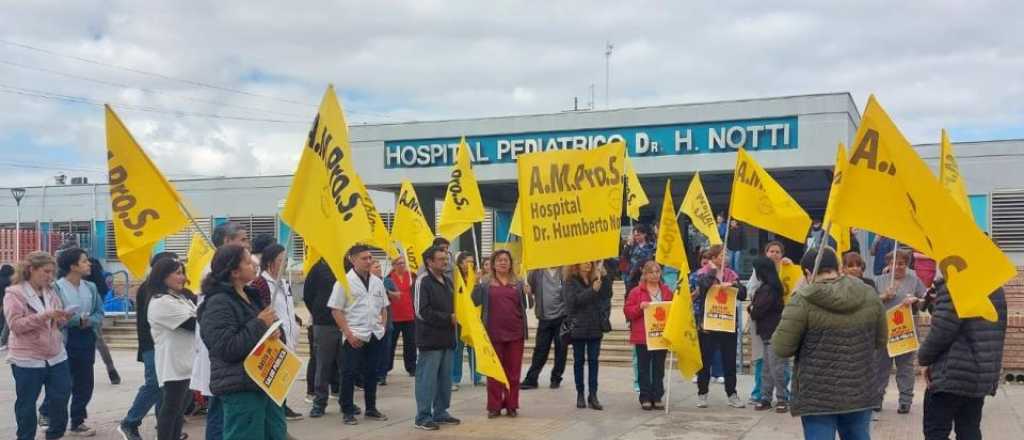 Con cuestionamientos al gremio, salió el aumento por decreto para los médicos