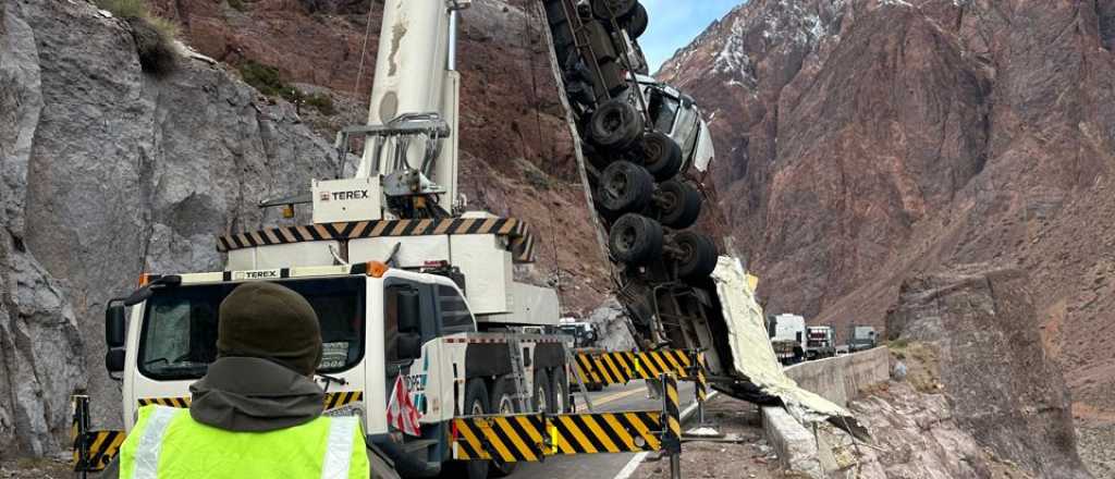 En un gran operativo, así sacaron un camión que cayó al precipicio en Uspallata