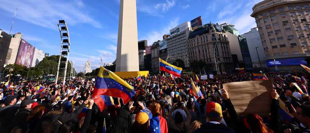 Video: miles de venezolanos cortaron la 9 de julio en protesta contra Maduro