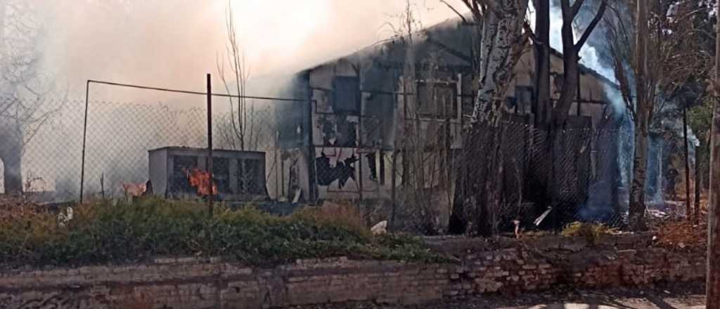 Videos: una persona escapó de un incendio en terrenos del Ferrocarril en Ciudad