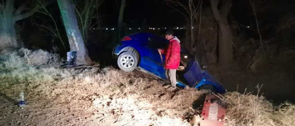 Un auto con cinco personas cayó a un canal de riego en San Carlos