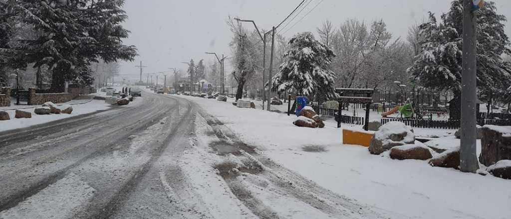 Fotos y video: una fuerte nevada cubrió sectores del Valle de Uco