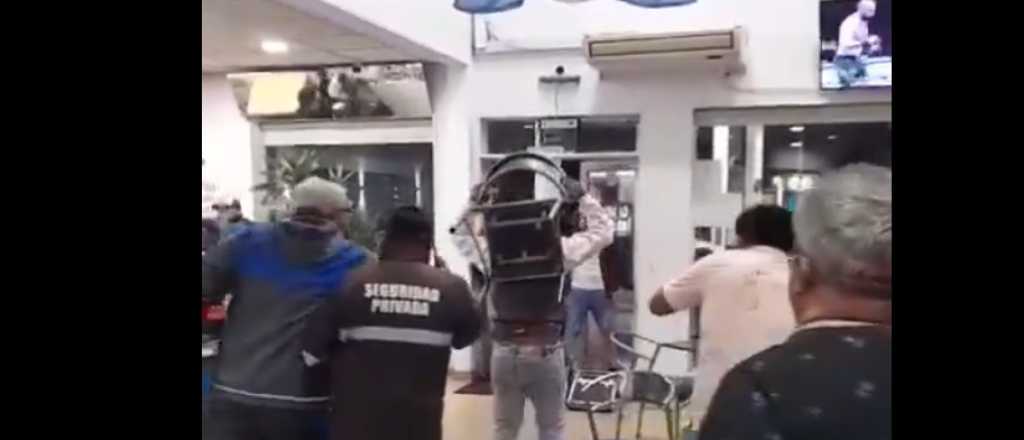 Video: violenta pelea entre jóvenes en una estación de servicio del Este