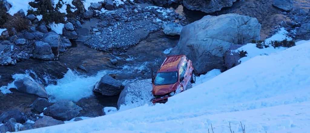 Mendocinos volcaron en Chile y cayeron a un río: están hospitalizados