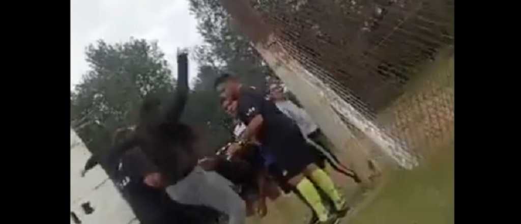 Video: mujeres golpearon a un árbitro de fútbol en el Este provincial