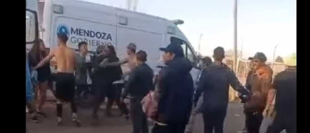 Videos: brutal pelea entre hinchas luego de un partido de fúbol en el Valle de Uco