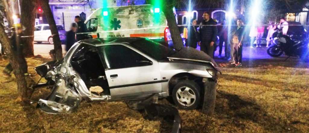 Volcaron en la lateral del Acceso Sur y el auto terminó sin las ruedas