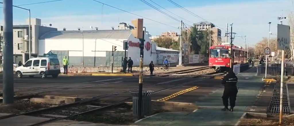 Video: cruzó en rojo y chocó contra el Metrotranvía