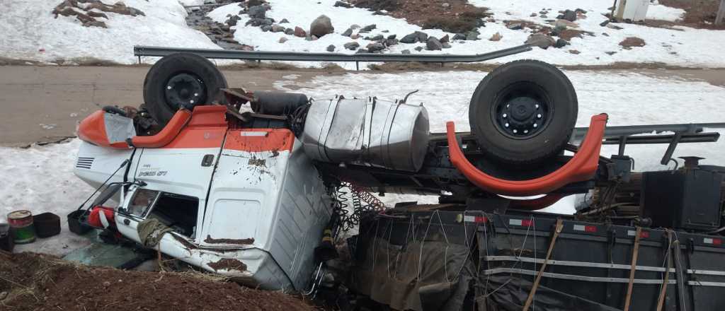 Un camionero desbarrancó en Alta Montaña y cayó a un arroyo