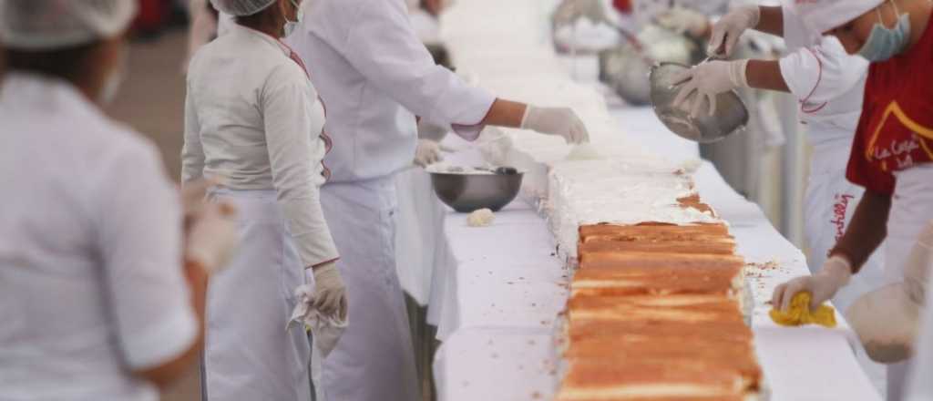 La torta de dos toneladas que repartirán gratis en la Plaza Independencia